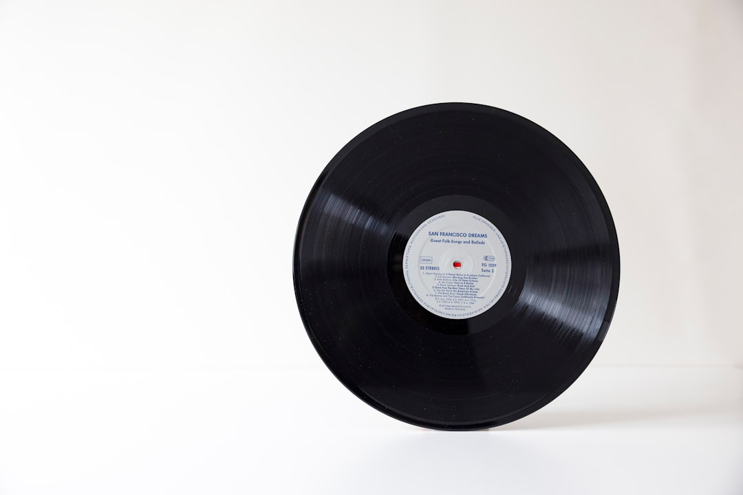 De ce vinilul rămâne standardul de aur pentru audiofili